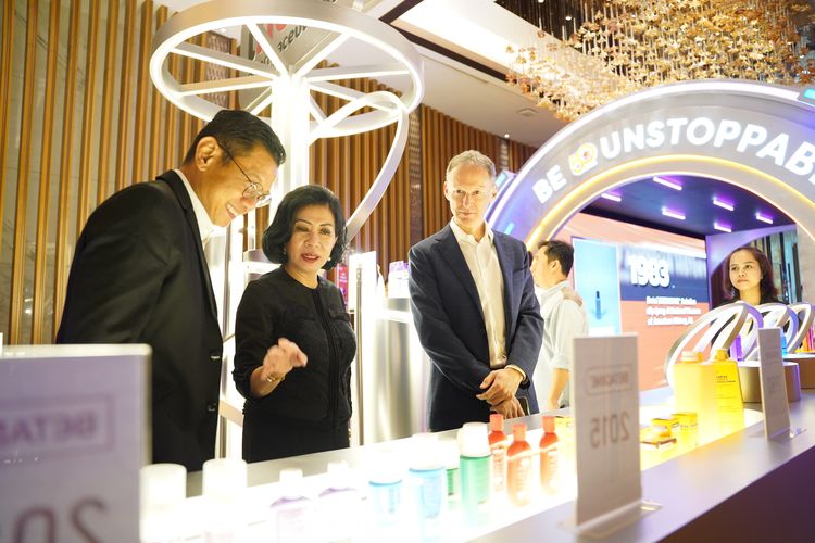 (Dari kiri ke kanan) Country Head iNova Pharmaceuticals Indonesia Benyamin Wuisan, CEO Mahakam Beta Farma Nanny Tjandra, CEO iNova Pharmaceuticals Dan Spira menelusuri perjalanan kemasan produk antiseptik povidone iodine. 