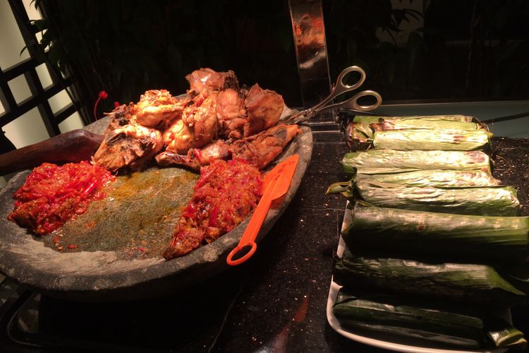 Ayam penyet dan nasi bakar, makanan khas Indonesia yang dihidangkan khusus untuk bulan Ramdhan di SATOO Restoran, Shangri-La, Jakarta, Rabu (18/4/2018).