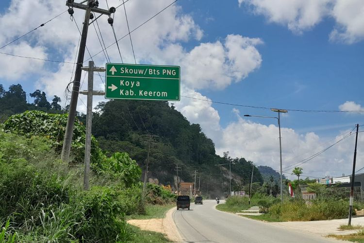 Seruas jalan raya penghubung antara PLBN Skouw Perbatasan RI-PNG dan Kota Jayapura, Selasa (15/8/2023).