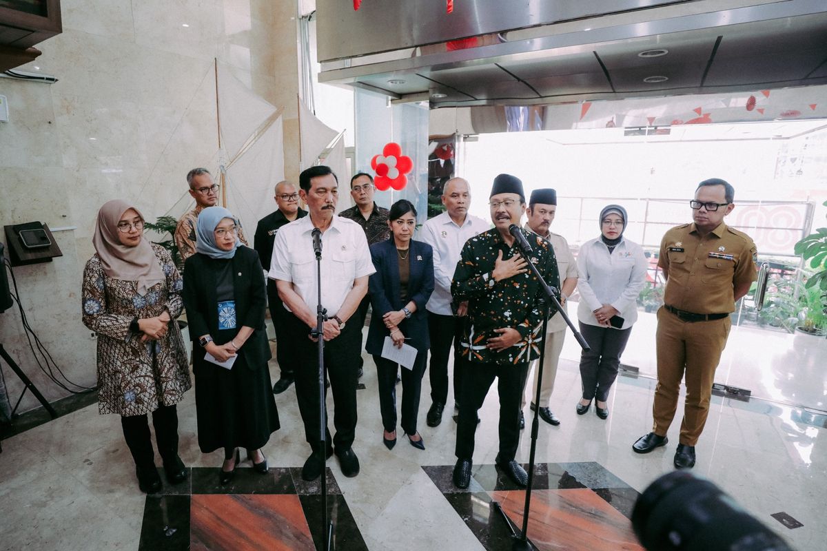 Ketua Dewan Ekonomi Nasional (DEN) sekaligus Ketua Komite Reformasi Digital, Luhut Binsar Pandjaitan dan Menteri Sosial (Mensos) Saifullah Yusuf (Gus Ipul) usai mengikuti Rapat Pleno Perdana Komite Percepatan Transformasi Digital Pemerintah di Kantor DEN Jakarta, Selasa (26/8/2025).
