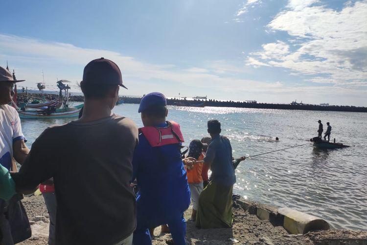 Foto: Kapal kecil service boat yang karam berhasil diselamatkan dan dibawa ke Pelabuhan Kalbut pada Rabu (7/6/2023).