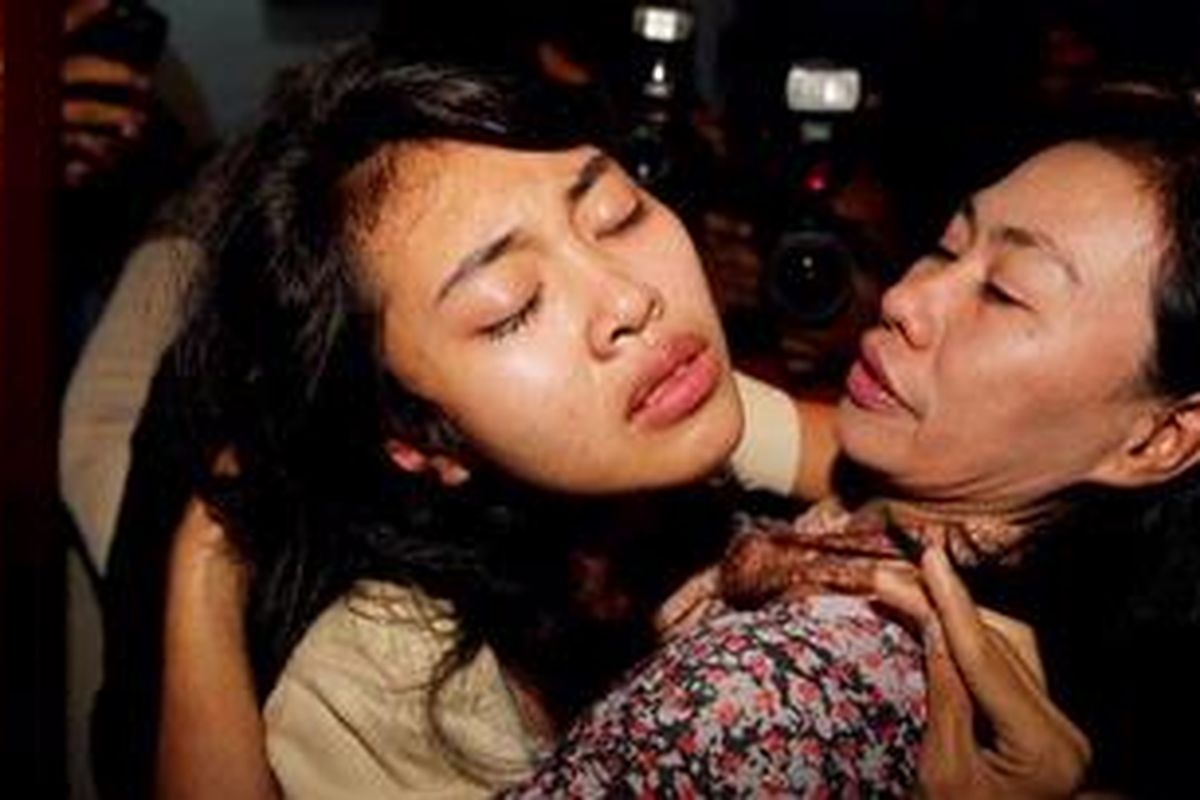 Terdakwa AKP Sri Sumartini (kanan) memeluk putrinya, Anggi (20) usai sidang di Pengadilan Negeri Jakarta Selatan, Rabu (6/10/2010 ). Majelis hakim memvonis Sri Sumartini dengan hukuman penjara dua tahun serta denda Rp 50 juta dengan atau subsider satu bulan penjara.