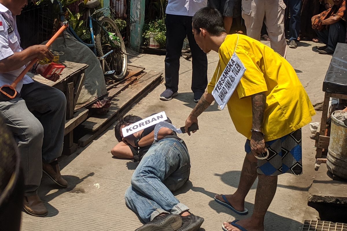 Ahmad Yani memeragakan ulang saat ia membunuh Ratum (50) dalam rekonstruksi adegan yang dilakukan Polres Metro Jakarta Utara, Kamis (24/10/2019)