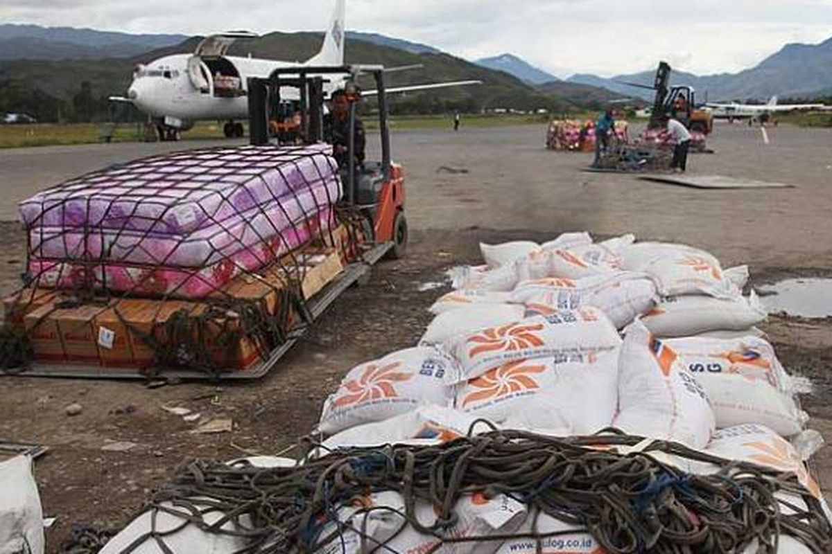 Beras yang telah diturunkan dari pesawat kargo di Bandara Wamena, Jayawijaya, Papua, siap diangkut menuju gudang, Rabu (11/12/2013). Selain melemahkan budaya bertani warga Papua, pasokan beras miskin juga rawan diselewengkan.