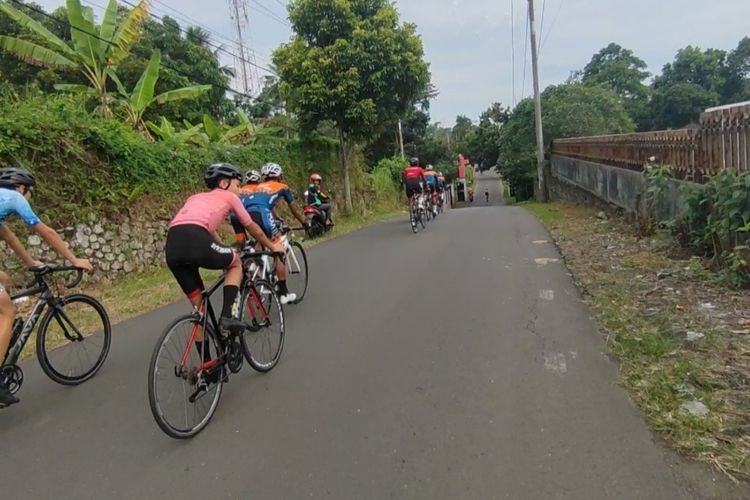 Bupati Kuningan, Acep Purnama, bersama forum komunikasi pimpinan daerah Kabupaten Cirebon Jawa Barat melepas peserta Gran Fondo Tour De Linggarjati, Jumat (16/12/2022)