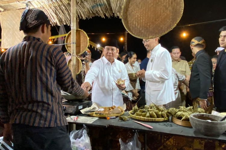 Menteri Pertahanan RI Prabowo Subianto menghadiri Pasar Kangen yang digelar di Pura Mangkunegaran Solo, Jumat (23/6/2023).