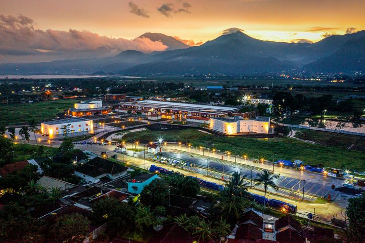 Benteng Pendem Ambarawa terletak di Kabupaten Semarang, Jawa Tengah. 