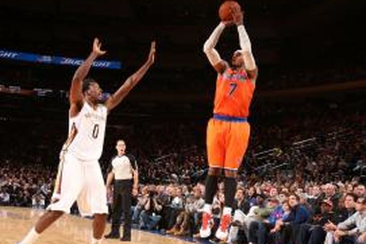 Pebasket New York Knicks, Carmelo Anthony (kanan) melakukan tembakan melewati Al-Farouq Aminu dari New Orleans Pelicans, pada pertandingan lanjutan kompetisi NBA, Minggu (01/12/2013).