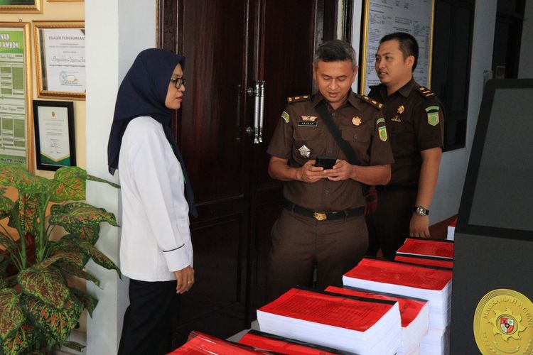 Tim Penuntut Umum Kejaksaan Negeri Kepulauan Aru menyerahkan berkas perkara lima Anggota KPU Aru ke Pengadilan Negeri Ambon, Senin (22/1/2024)