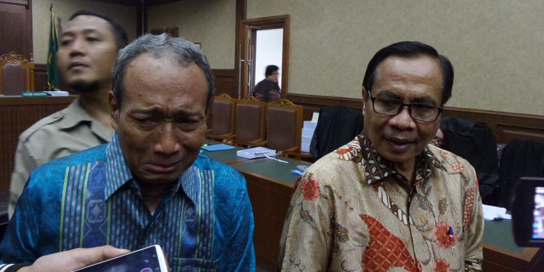 Dua terdakwa mantan pejabat Kementerian Dalam Negeri, Irman dan Sugiharto, di ruang sidang Pengadilan Tipikor Jakarta, Rabu (12/7/2017).