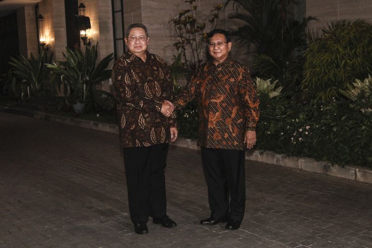 Ketua Umum Partai Demokrat Susilo Bambang Yudhoyono (kiri) menerima kedatangan Ketua Umum Partai Gerindra Prabowo Subianto (kanan) sebelum melakukan pertemuan tertutup di kawasan Mega Kuningan, Jakarta, Selasa (24/7/2018). Pertemuan ini merupakan tindak lanjut dari komunikasi politik yang dibangun Partai Demokrat dan Gerindra jelang Pilpres 2019. 