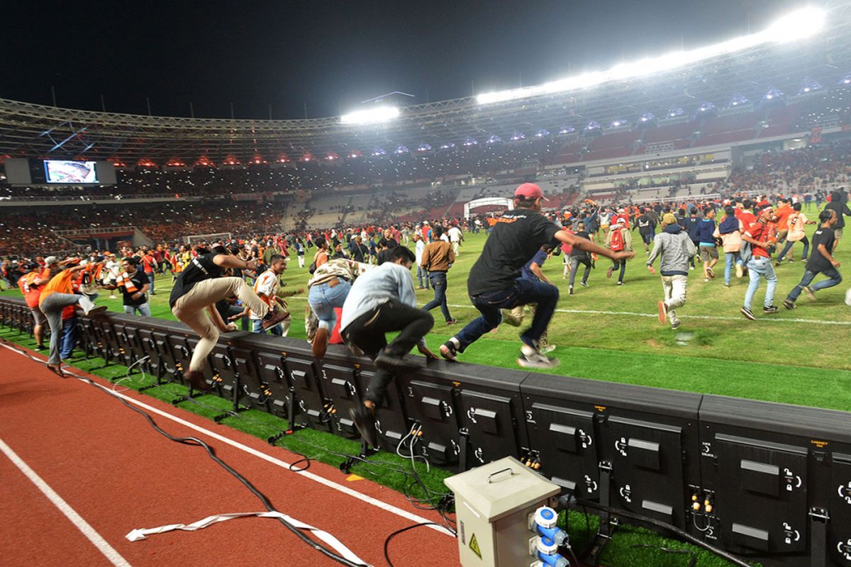 Suporter Persija Jakarta, The Jak Mania, memasuki lapangan seusai penyerahan piala kepada Persija Jakarta pada final Piala Presiden 2018 di Stadion Utama Gelora Bung Karno, Senayan, Jakarta, Sabtu (17/2/2018). Persija keluar sebagai juara Piala Presiden 2018 setelah mengalahkan Bali United dengan skor 3-0.