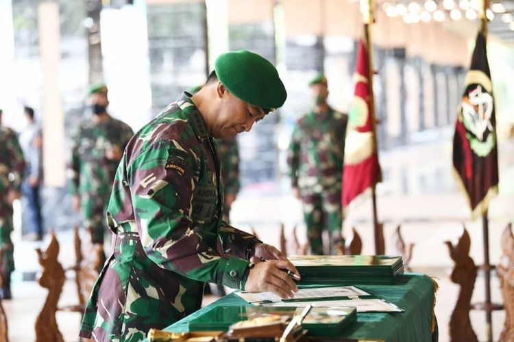 Kepala Staf Angkatan Darat (KSAD) Jenderal TNI Andika Perkasa memimpin acara serah terima jabatan (sertijab) tujuh jabatan dan menerima penyerahan dua jabatan penting di jajaran TNI Angkatan Darat (AD).