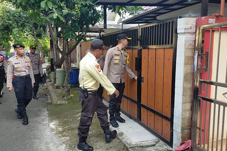 Jajaran Polsek Cakung menggelar patroli keliling rumah kosong di kawasan Metland Ujung Menteng, Cakung, Jakarta Timur, Senin (8/4/2024).