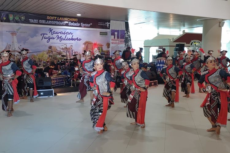 Tarian Gelangprojo 'Soledo Loano' mulai dikenalkan kepada masyarakat di Kawasan Tugu Malioboro Bandara Yogyakarta International Airport (YIA), Senin (29/11/2021).