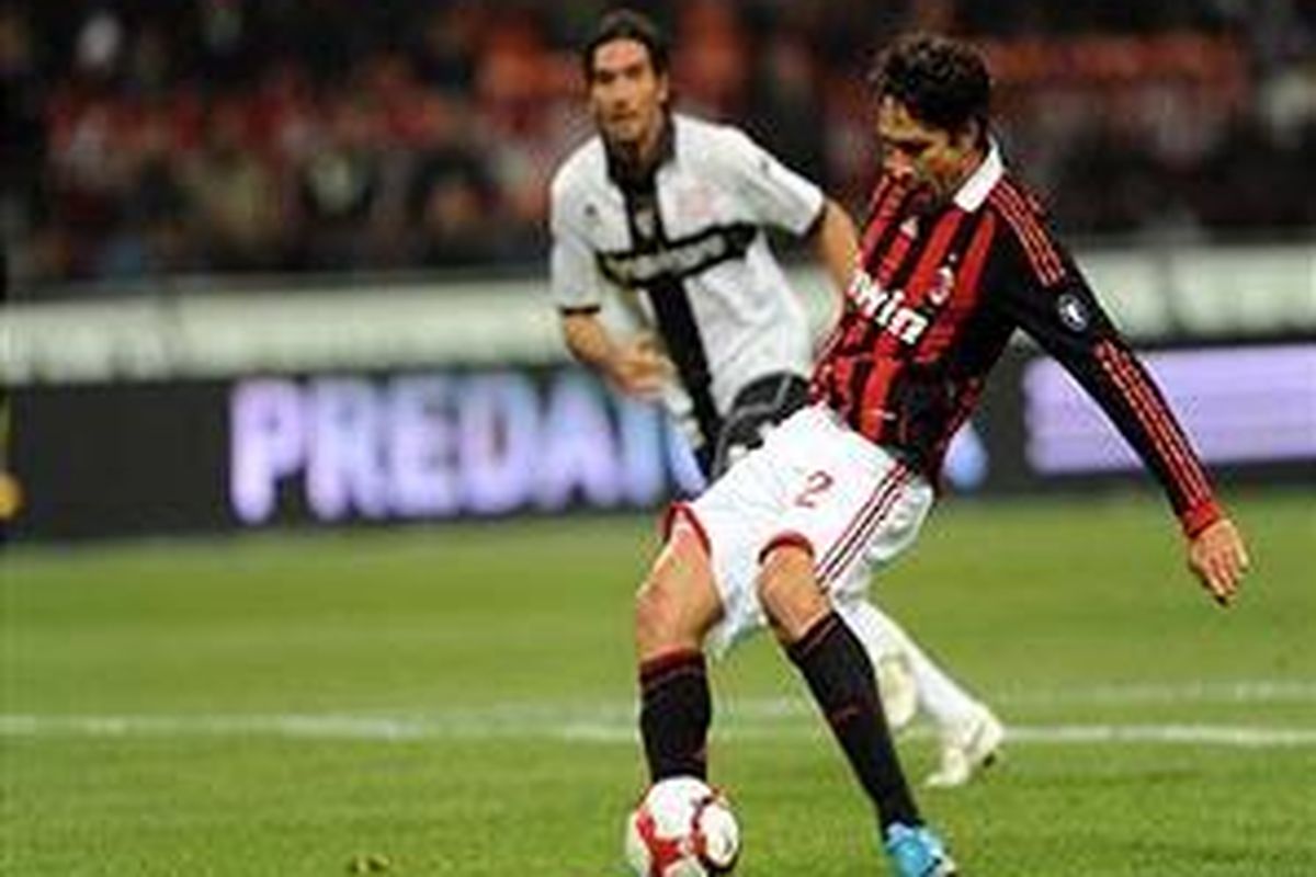 Penyerang AC Milan, Marco Borriello, siap-siap melepaskan tendangan ke gawang Parma. Dia mencetak dua gol yang membawa Milan menang 2-0.
