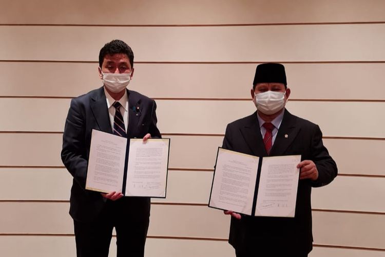 Menteri Pertahanan Prabowo Subianto dan Menteri Pertahanan Nobuo Kishi meneken kerja sama pengalihan alat utama sistem persenjataan (alutsista) dan teknologi pertahanan dalam pertemun 2 + 2 di Tokyo, Jepang, Selasa (30/3/2021) sore waktu setempat.