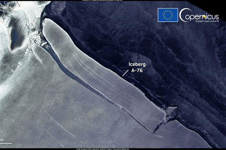 Gambar dari satelit Copernicus menunjukkan A-76, gunung es terbesar di dunia, pecah dan hanyut di Laut Weddell. Gunung es ini berukuran panjang sekitar 170 km dengan lebar 25 km dan luas 4.320 km persegi. Luasnya hampir menyamai Pulau Madura yang menurut data di Wikipedia seluas 4.429 km persegi.