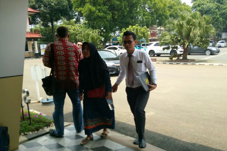 ‎Istri Nuryanto, Meli Rahmawati (33) didampingi pengacaranya, Hermawan datang ke Mapolda Jabar, Kota Bandung, Jawa Barat, Kamis (14/2/2019) untuk membuat laporan dugaan hilangnya Nuryanto pengusaha tekstil asal Baleendah, Kabupaten Bandung.