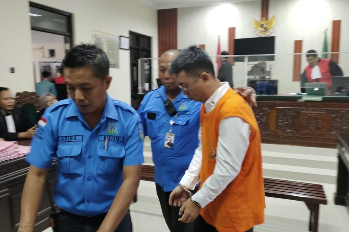 AWEW usai menjalani sidang putusan kasus kebakaran lahan Bromo di kantor pengadilan negeri Kabupaten Probolinggo Rabu (31/1/2024). 