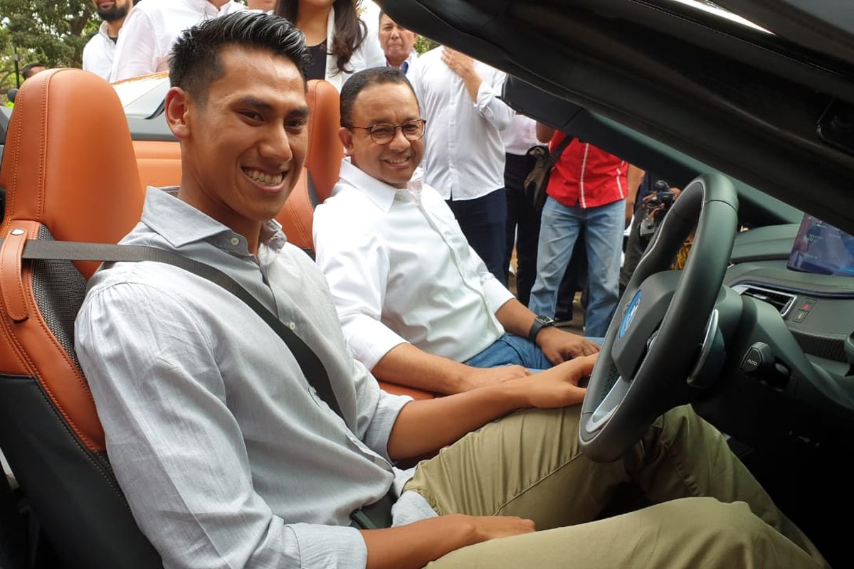 Pebalap nasional, Sean Gelael menyupiri Gubernur DKI Jakarta, Anies Baswedan dalam konvoi kendaraan listrik jelang acara pengumuman resmi Jakarta sebagai tuan rumah Formula E, di Monas, Jumat (20/9/2019).
