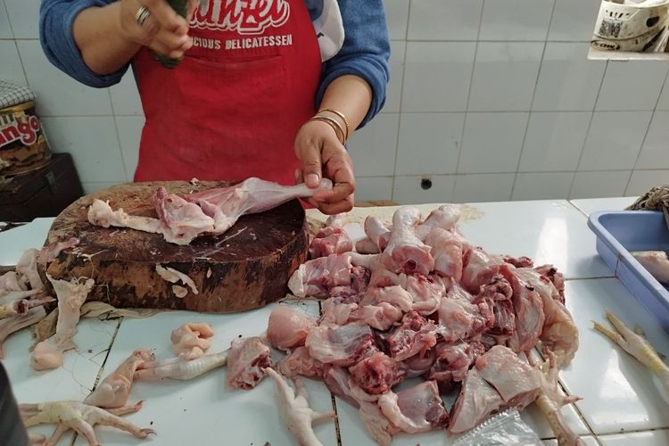 Pedagang ayam memotong paha ayam di Pasar Gondangdia, Menteng, Jakarta Pusat, Senin (31/7/2023). (KOMPAS.com/XENA OLIVIA)