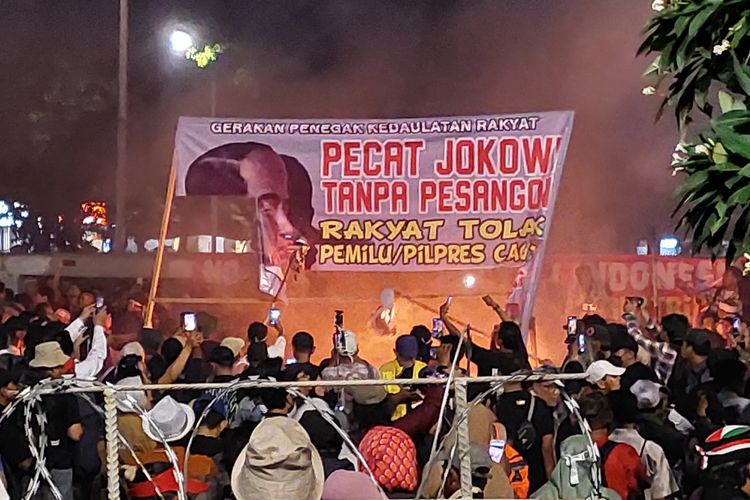 Massa demo bakar ogoh-ogoh bergambar Presiden Joko Widodo di depan gedung Dewan Perwakilan Rakyat (DPR), Jakarta Pusat, Selasa (19/3/2024)