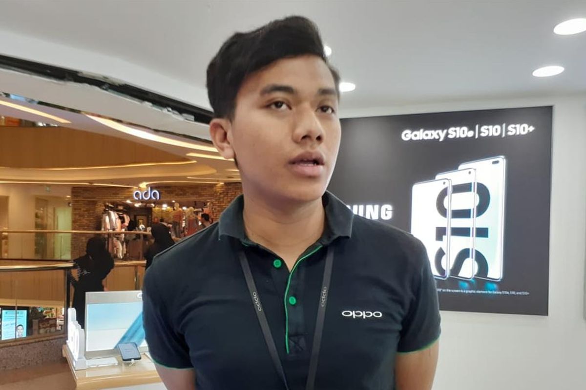 Staf Sales Promotor Oppo gerai Galeri Gadget, Dzikri Anugrah saat ditemui di Blok M Plaza, Rabu (3/7/2019)