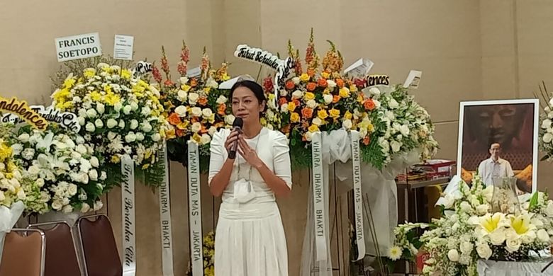 Tutup Peti Reza Gunawan, Dewi Lestari ke Anak: Ini adalah Momen Terakhir Bersama Papa