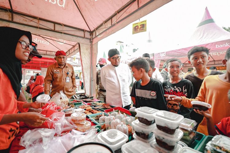 Bupati Sumenep Achmad Fauzi saat memborong dagangan penjual di Bazar Takjil Ramadhan untuk dibagikan kepada warga di sekitar lokasi.