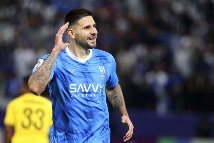 Penyerang Al Hilal Aleksandar Mitrovic berselebrasi setelah mencetak gol pada pertandingan Liga Champions Asia antara Al-Hilal vs Sepahan di Stadion Kingdom Arena di Riyadh pada 22 Februari 2024.