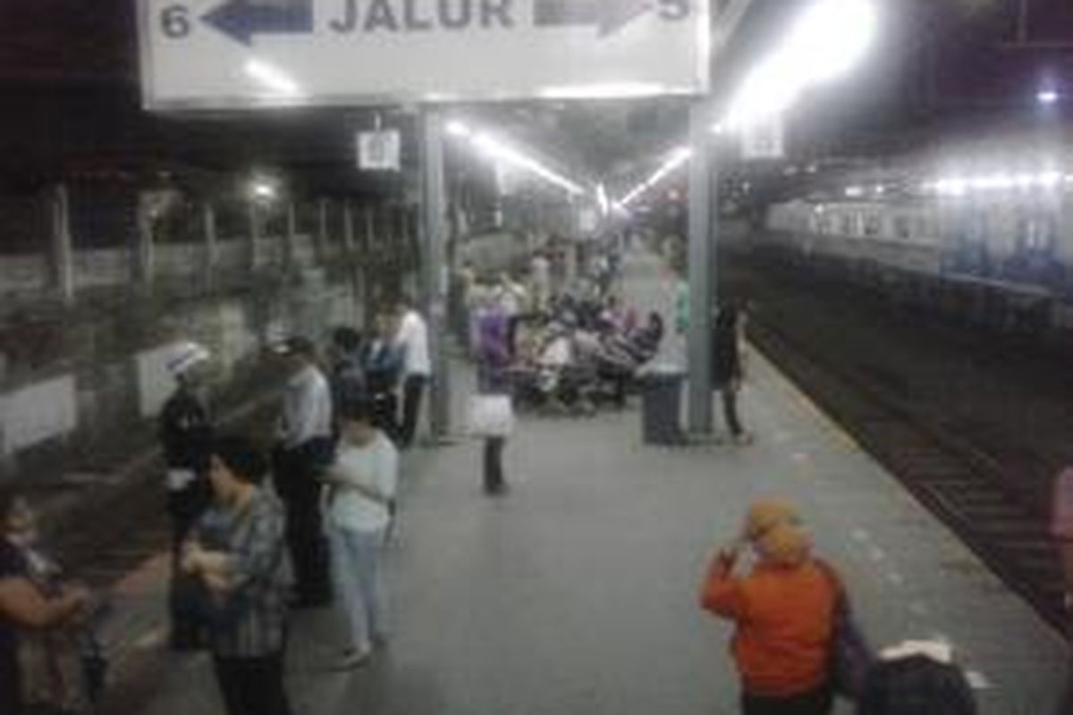 Penumpang menunggu kereta di Stasiun Tanah Abang, Jakarta Pusat, Kamis (5/3/2015) malam.