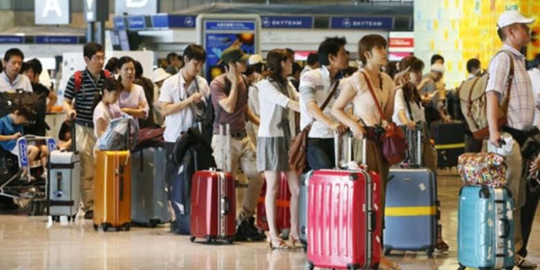 Antrean turis China di sebuah bandara.