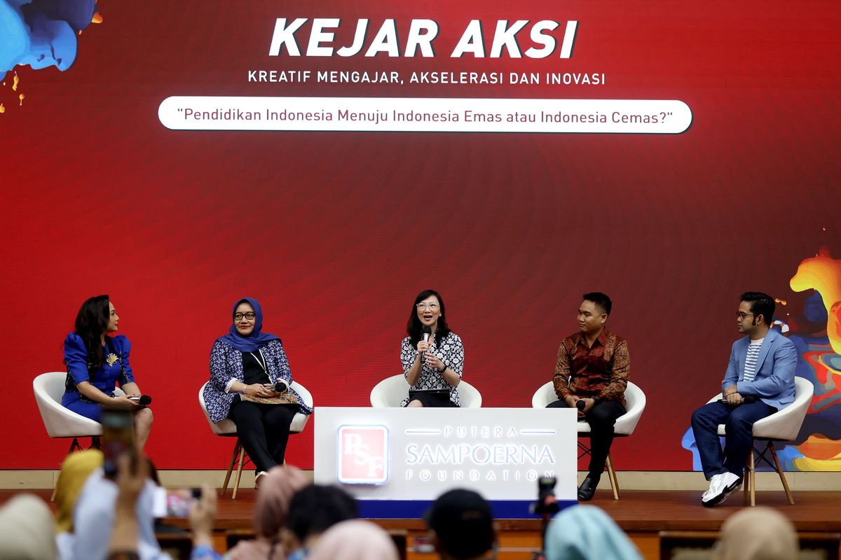 (kiri-kanan) Maulani Mega Hapsari selaku Direktur Sekolah Menengah Pertama, Direktorat Jenderal Pendidikan Anak Usia Dini, Pendidikan Dasar, dan Pendidikan Menengah Kemendikdasmen, Juliana selaku Head of Program Development and Guru Binar Putera Sampoerna Foundation, I Kadek Darsika Aryanta selaku Guru Binar Ambassador, dan Ryan Adriandhy (Public Figure) hadir dalam forum diskusi Kejar Aksi (Kreatif Mengajar, Akselerasi dan Inovasi) dengan tema ?Pendidikan Indonesia Menuju Indonesia Emas atau Indonesia Cemas?? di Gedung A Kemendikdasmen, Jakarta Pusat, Kamis (15/05/25).