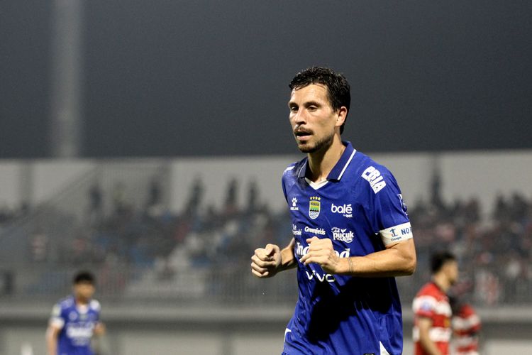 Pemain Persib Bandung Thom Haye saat laga pekan ke-14 Super League 2025-2026 melawan Madura United yang berakhir dengan skor 1-4 di Stadion Gelora Ratu Pamelingan Pamekasan, Jawa Timur, Minggu (30/11/2025) malam.