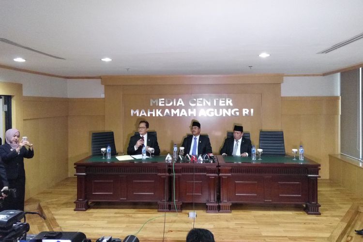Kepala Biro Hukum dan Humas MA, Ridwan Mansyur; Ketua MA, Hatta Ali; Hakim Agung Suhadi dalam konfrensi pers di gedung MA, Jakarta Pusat, Selasa (14/2/2017).