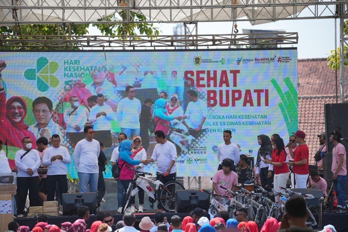 Bupati Klaten Sri Mulyani mengikuti senam bersama nakes se-Kabupaten Klaten dalam rangka memperingati Hari Kesehatan Nasional Ke-59 di Alun-alun Klaten, Jateng, Sabtu (18/11/2023). 