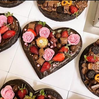 Fudgy brownies dari Daily Bites sebagai rekomendasi toko kue di Surabaya dengan hampers spesial Valentine.