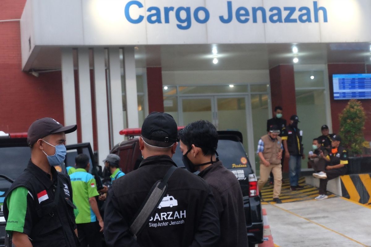 Tim Badan Pemulasaran Jenazah (Barzah) Dompet Dhuafa bersiap untuk proses pemulangan jenazah buruh migran dari Cargo Jenazah Bandara Soekarno Hatta Jakarta menuju kampung halaman atau rumah duka masing-masing di Madura, Jawa Timur.