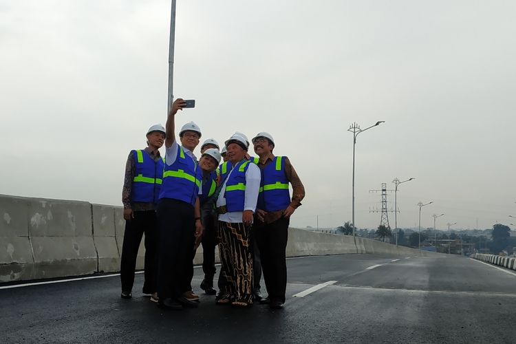 Gubernur DKI Jakarta, Anies Baswedan berswafoto bersama Wali Kota Bekasi, Rahmat Effendi dan jajaran usai meresmikan 2 flyover hasil dana hibah DKI Jakarta di Kota Bekasi, Flyover Cipendawa dan Rawapanjang, Rawalumbu, Jumat (31/1/2020) pagi.