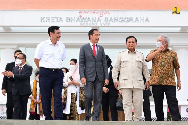 Presiden Jokowi bersama Menko Bidang Kemaritiman dan Investasi Luhut Binsar Pandjaitan, Menteri Pertahanan Prabowo Subianto, dan Menteri PUPR Basuki Hadimuljono saat meresmikan Terminal VVIP I Gusti Ngurah Rai Bali, Rabu (9/11/2022).
