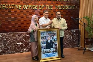 Emosional, AM Putranto Menangis Saat Sertijab KSP ke Qodari