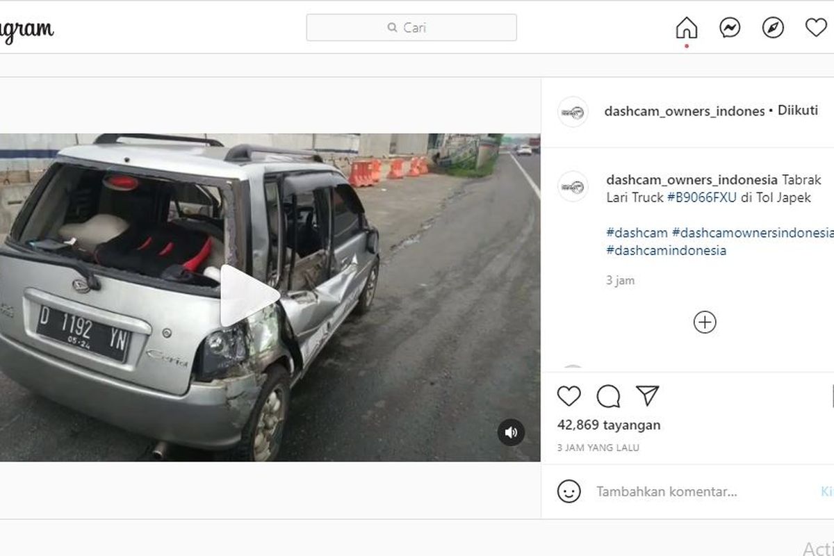 Daihatsu Ceria ditabrak belakang oleh sebuah truk.