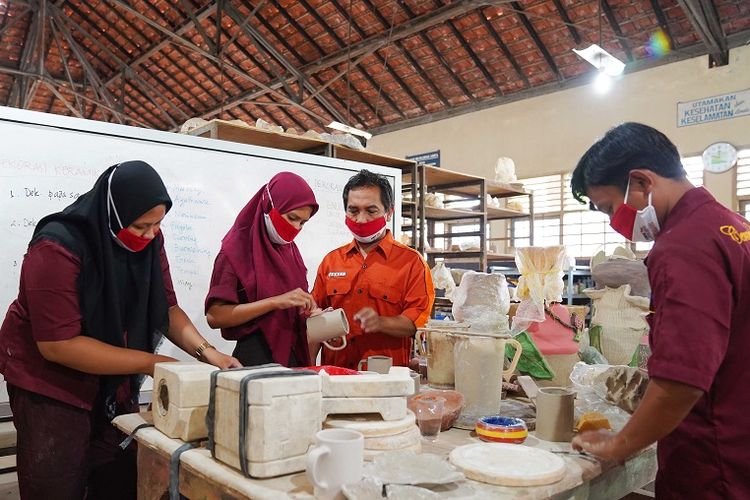 Program SMK PK Skema Pemadanan Dukungan ada untuk menjawab kebutuhan pada dunia usaha dan dunia industri (DUDI).