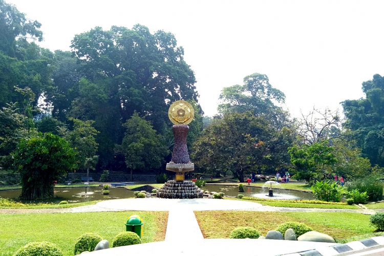 Sebuah tugu peringatan 200 tahun berdirinya Kebun Raya Bogor, yang diresmikan tepat pada ulang tahunnya yang ke dua abad, Kamis (18/5/2017).