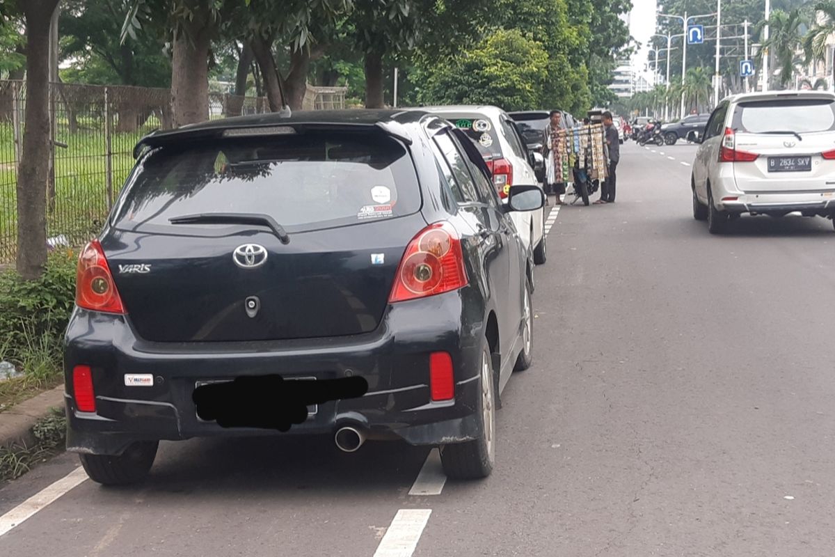 Mobil yang parkir di jalur sepeda jalan Puri Indah, Jakarta Barat, Kamis (6/2/2020)