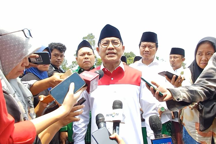 Bakal calon wakil presiden (Cawapres) Muhaimin Iskandar alias Cak Imin yakin partainya, PKB, lebih menguasai basis massa Nahdlatul Ulama (NU) daripada Mahfud MD, Magelang, Minggu (22/10/2023).