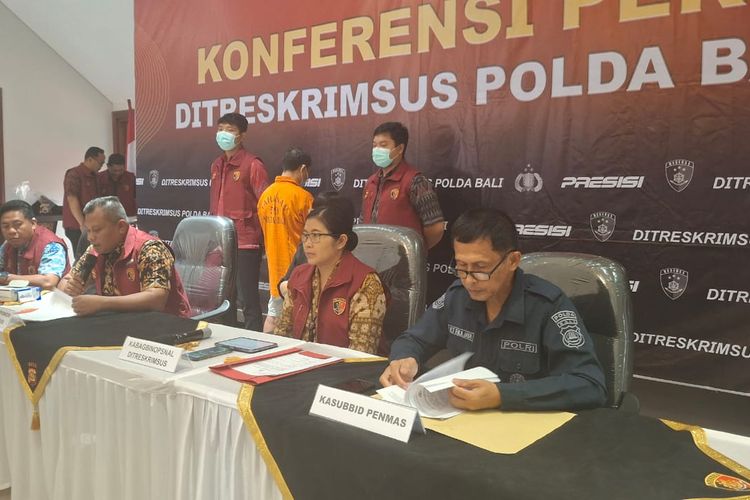 Ditreskrimsus Polda Bali saat melaksanakan konferensi pers pengungkapan kasus korupsi modus kredit fiktif di LPD Desa Adat Ngis, Kabupaten Buleleng, yang digelar di Gedung Ditreskrimsus Polda Bali, Jalan Kamboja, Denpasar, pada Selasa (17/12/2024). KOMPAS.com/ Yohanes Valdi Sering Ginta