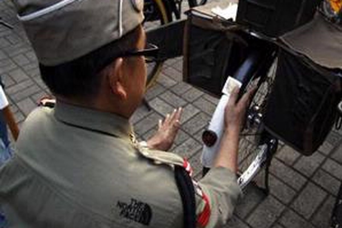 Anggota Komunitas Onthel Batavia (KOBA) menempelkan sticker ekspedisi Jalan Pos Anjer-Panaroekan Kompas-Polygon pada sepeda tua miliknya.di depan Kantor Kompas Gramedia, Jakarta Pusat, Sabtu (16/8). Rombongan yang dilepas oleh Direktur Eksekutif Kompas.com Taufik H Mihardja. Tim ekspedisi akan menuju kota Bandung.