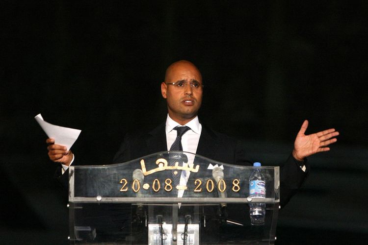 Anak Muammar Khadafi, Seif Al Islam Khadafi, saat mengumumkan penarikan dirinya dari kehidupan politik pada 20 Agustus 2008 di Kota Sebha, Libya. Seif tewas ditembak geng bersenjata di rumahnya pada 3 Februari 2026.